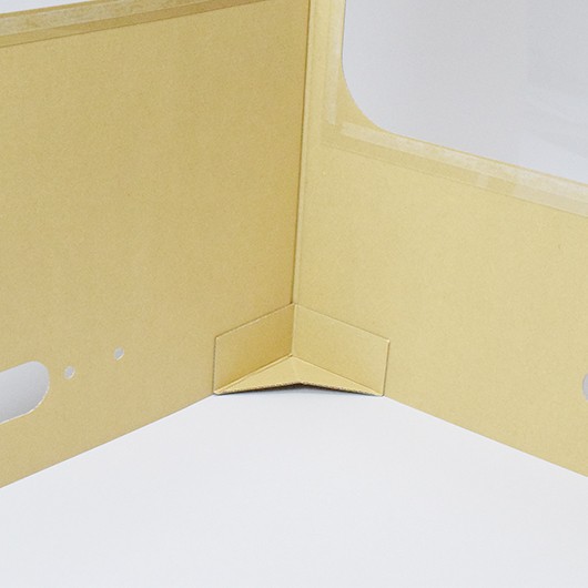 角を補強・安定させるためのコーナーパーツが２個付属します。両面テープ付きなのでお客様のほうで簡単に貼り付けられます。